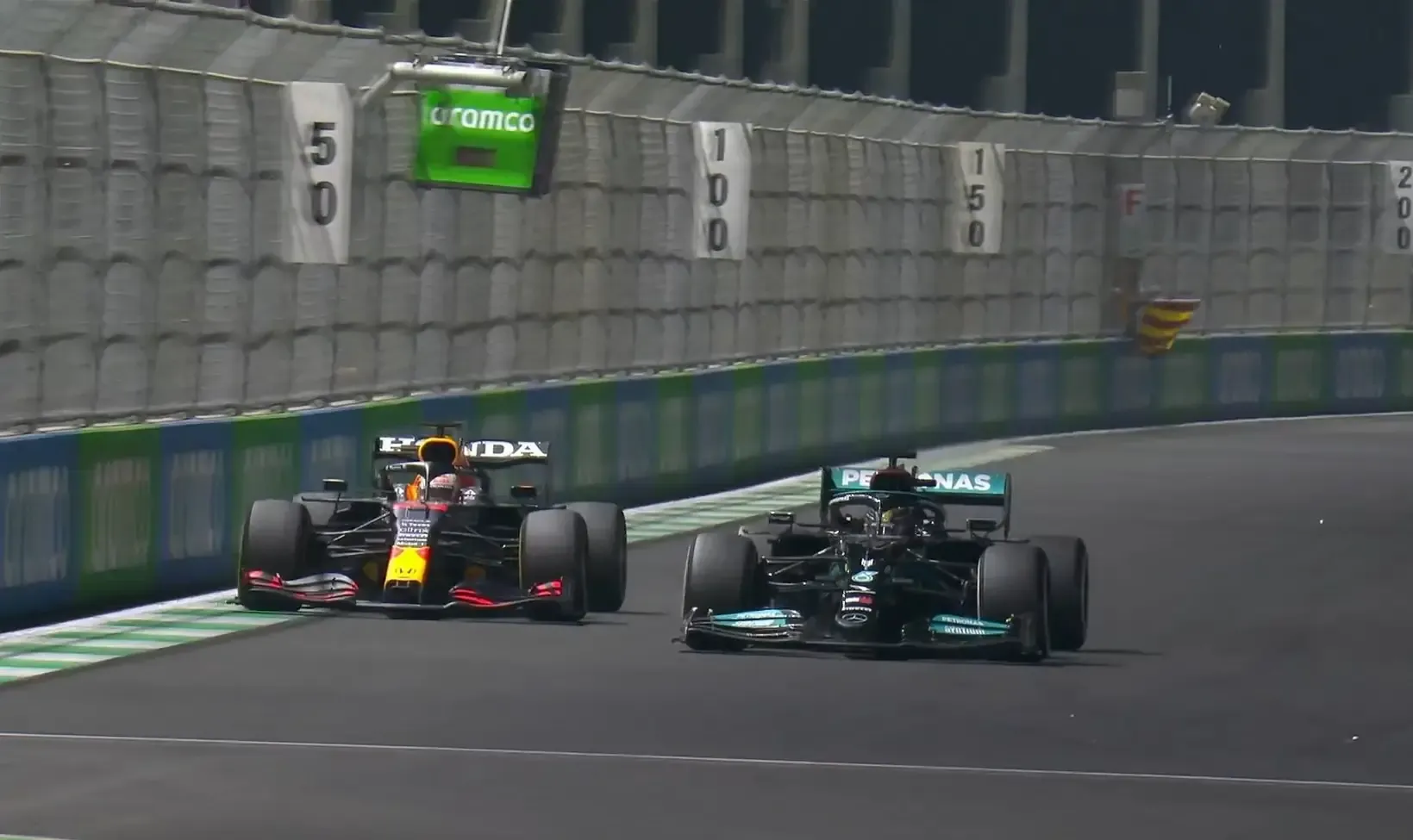 Il sorpasso di Lewis Hamilton a Max Verstappen