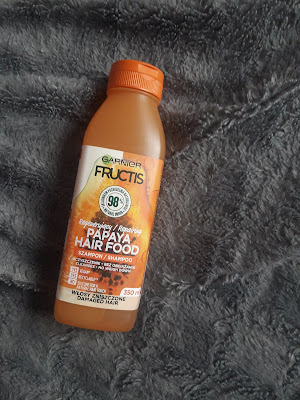Regenerujący szampon do włosów zniszczonych Garnier Fructis Papaya Hair Food.