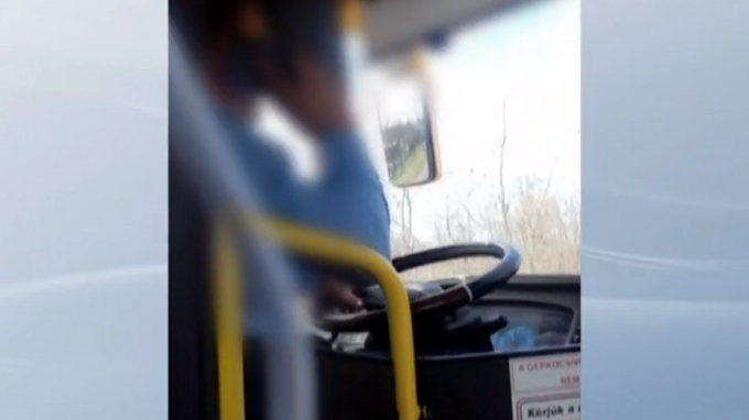 Felháborodtak az utasok: végigtelefonálta az egész utat egy nyírségi távolsági buszsofőr