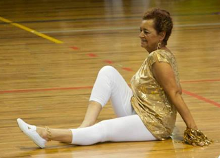 Adulto mayor haciendo gimnasia.