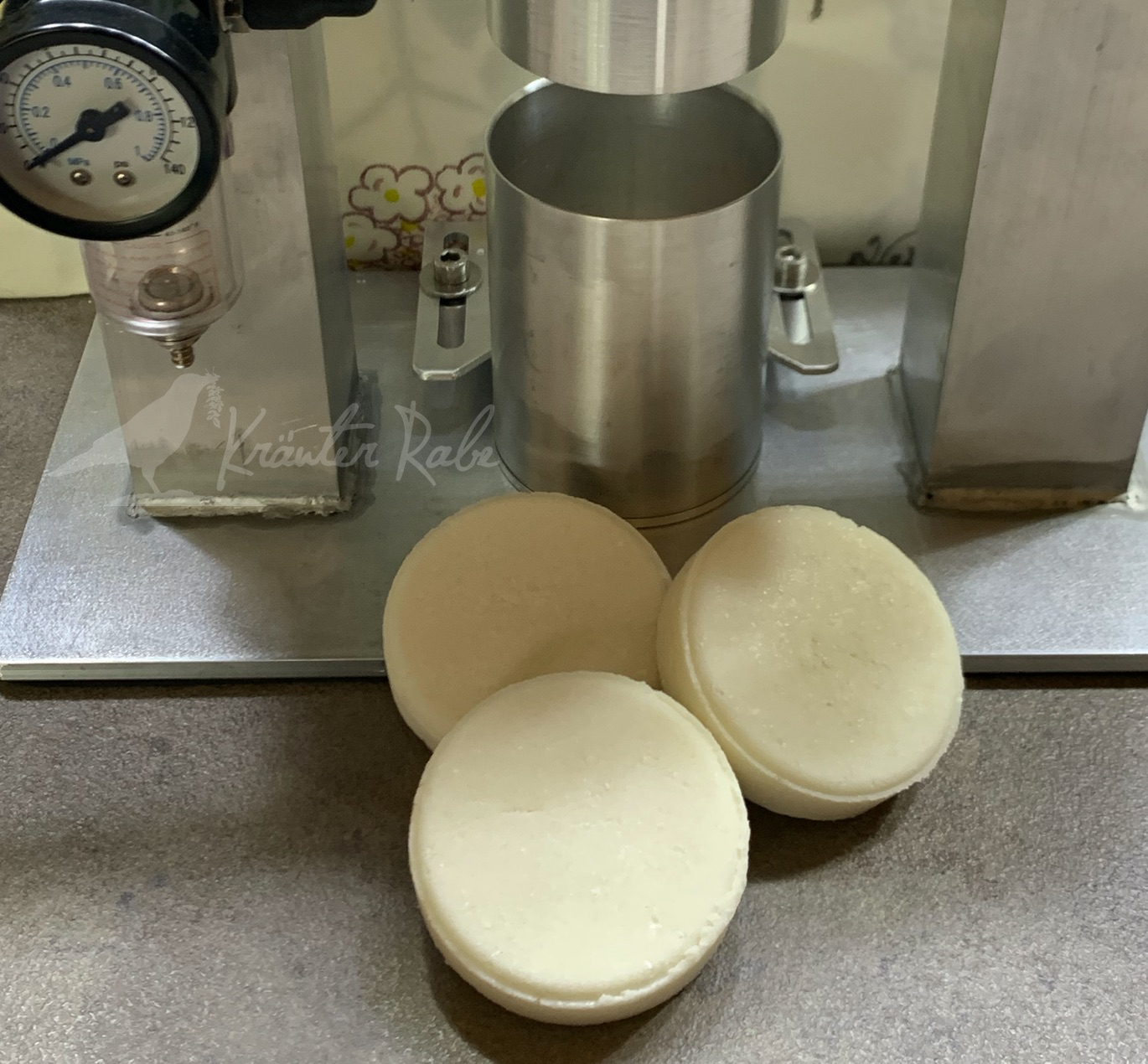 KräuterRabe Shampoobar Presse