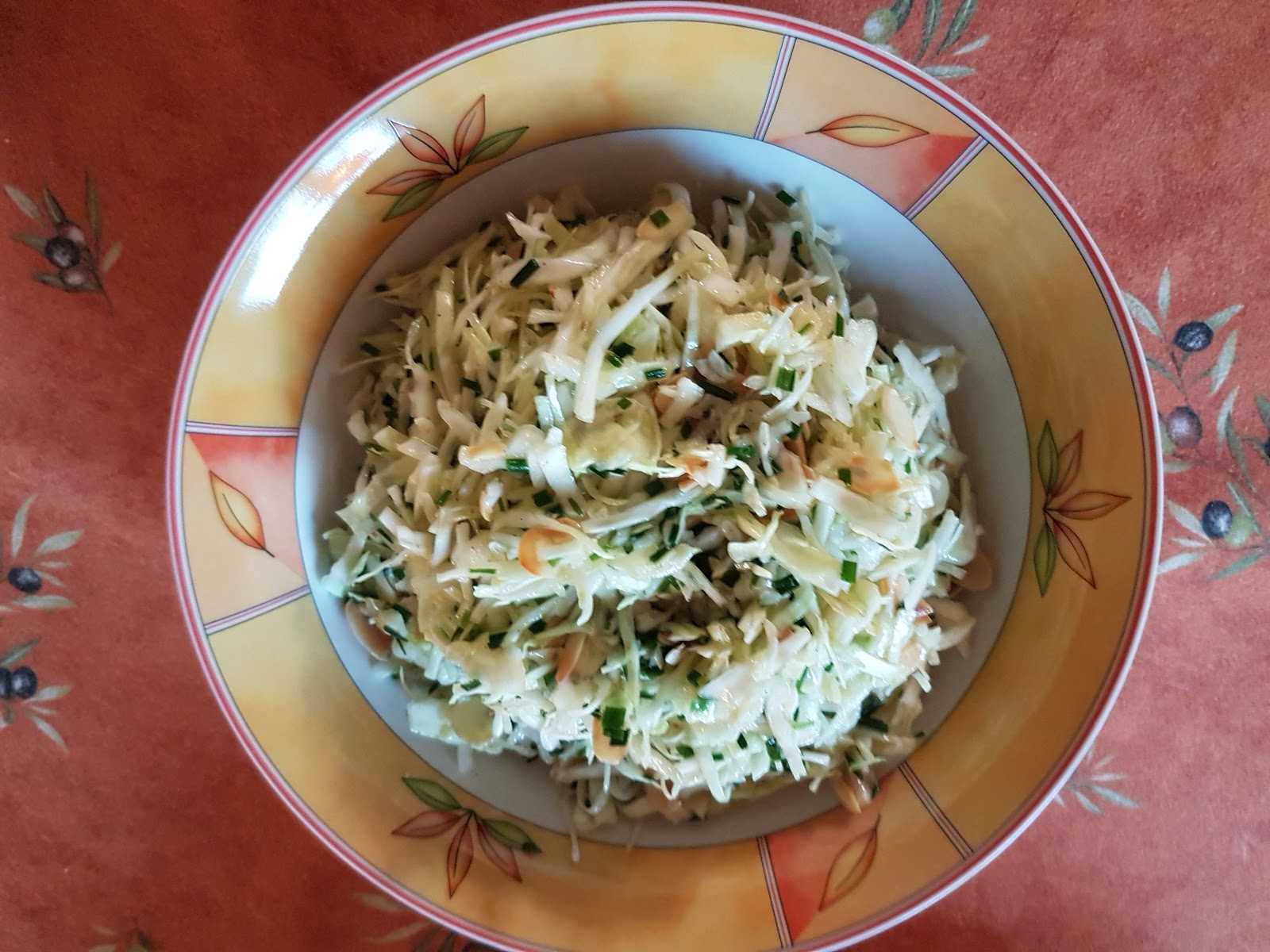 Aus dem Lameng: Spitzkohlsalat mit Schnittlauch und Mandelblättchen
