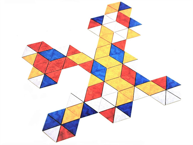 zdjęcie przedstawia karty ułożone na stole, kolor żółty tworzy największą grupę 13 trójkątów