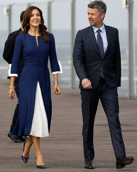 Crown Prince Frederik and Crown Princess Mary arrived in Paris. Crown Princess wore a blue dress and pearl earrings