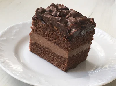 Ciasto czekoladowe z kremem i rodzynkami w czekoladzie