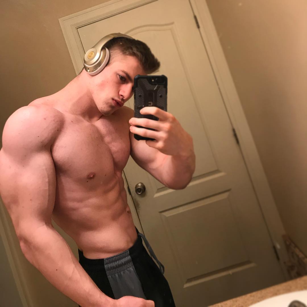 sexy-straight-baited-shirtless-muscle-boys-selfies