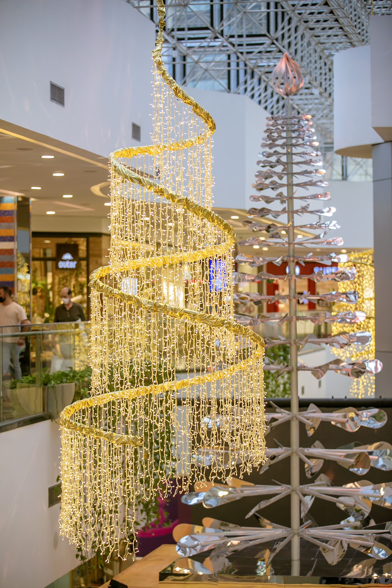 Brasília Shopping inicia festividades com árvore cinética, sorteio de carro e chegada do Papai Noel no Nicolândia