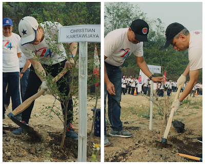 jajaran direksi melakukan penanaman pohon indocement