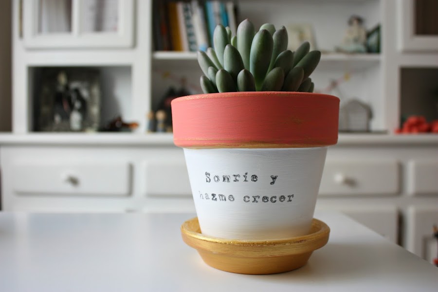 http://mediasytintas.blogspot.com/2016/06/diy-personalizar-una-maceta.html