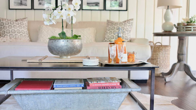 Living room. Cozy cottage style with black and white in a lake house byy Sweet Savannah. Modern farmhouse meets coastal cottage style! #cottagestyle #modernfarmhouse #interiordesign #rusticdecor #coastalcottage