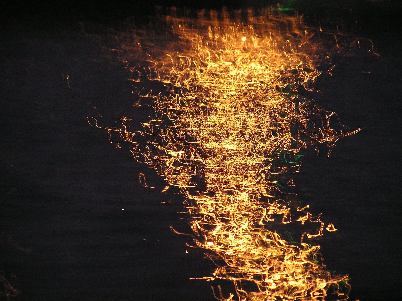 Вода gorji. Вода горит. Горит под водой. Огонь горит под водой. Вода горит фото.