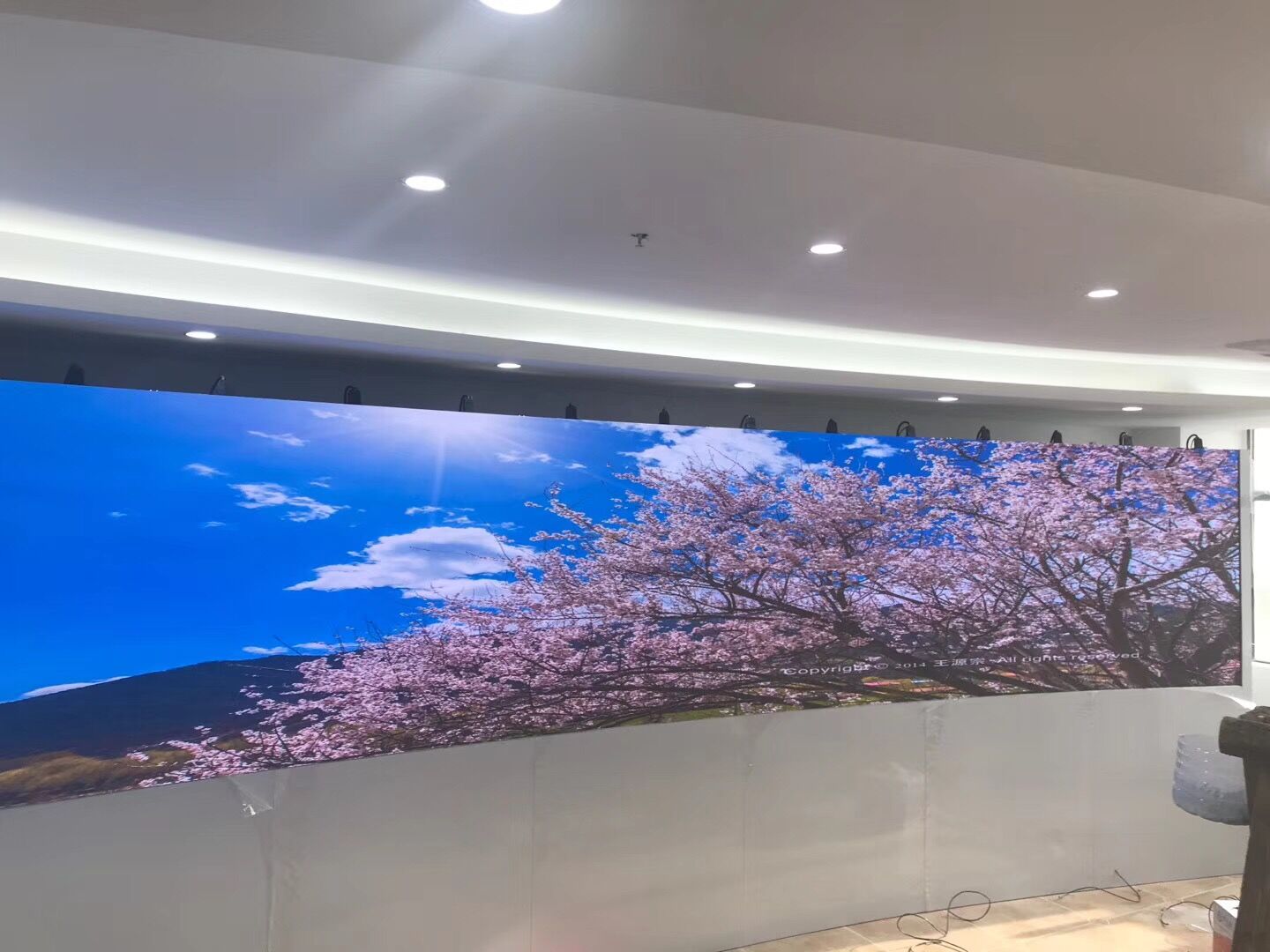 Curve fine pitch LED display video wall,indoor fixed LED screen,rental LED panel display