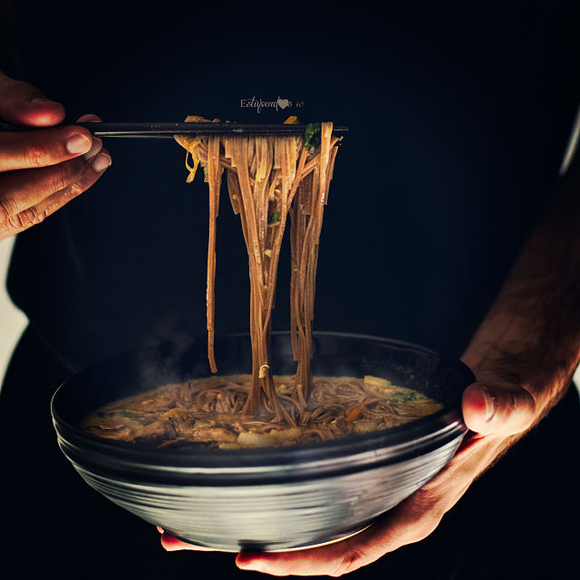 Sopa miso con fideos soba, quinoa y verduras