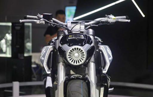 Since 2020, Benda, the Chinese motorcycle manufacturer, has always surprised us. Whether it is the launch of the new cruiser motorcycle LF-01 that comes with a four-cylinder engine that delivers supersport-like performance, including the introduction of a 300 cc turbo engine and the latest brand new from the dragon. It will surprise us again. With the launch of the new V4 engine at the same time, up to two sizes will be used for new products next year.  Benda LF-01 With this launch, Benda has used the space at the current EICMA 2021 event as a platform for the launch of the new engine. In the form of a V4 engine, which may not be new to the motorcycle world. But it is the first time a Chinese manufacturer will have such an engine for their own product. And it's quite interesting. because it is not just one but comes in two sizes at once on different performance models  The first engine will come with the code BD476 comes with a capacity of 1,198 cc V4 4-cylinder, 4-valve, DOHC, liquid-cooled, code BD476, BD stands for Benda, three digits are divided into two sets. Comprising 4, representing the number of pistons and 76, referring to the bore size of 76 mm, with a stroke of 66 mm, the engine is similar to the Yamaha V4 used on the modern Yamaha VMax. The legendary sir of the tuning fork camp. But it's not a complete copy because it's different in many places.  The first part is the engine stroke. It can be seen that the BS476 has a stroke of 66 millimeters, which is different from the VMax's 90 millimeter stroke. The other part is the compression ratio. The new engine has a higher value of 11.5:1 that reflects the highest compression performance. to have a smaller number of rotations The BD476 engine is capable of producing a maximum power of 152 horsepower (HP), which may seem less than the engine from European manufacturers. That usually comes with around 200+ horsepower on both Ducati's Panigale V4 and Aprilia's RSV4, but the Benda's engine is used to produce only 9,500 rpm and 89 Ib-Ft of peak torque. It's only 7,500 rpm, which is pretty impressive with a road-focused engine.  Another engine that Benda presented at this event. It comes with the identification code BD453, which uses the principle of naming the machine with the first version. To have the number 53 indicating the size of the cylinder, the four are 53.5 mm and the stroke 55.2 mm comes with a capacity of 496 cc, which when we see the stroke with the cylinder size. It is enough to guess that it is almost square in shape. It is an engine that focuses on creating torque at low rpm. Usually, the cylinder of a motorcycle engine is larger than its stroke. The efficiency figure of this engine is 56 hp (HP) at 10,000 rpm and 33 Ib-Ft peak torque at 8,000 rpm, which is quite interesting because the numbers are the opposite of the size and model. its stroke  Part of our attention to this BD453 engine is because not many manufacturers would choose to use it for engines under 800cc, which reminds us of the 80's. Honda has made a phenomenon with the VF500 that uses a 498cc V4 four-stroke engine, and it has to be said that the BD453 is not like the VF500 engine at all. both capacity Cylinder size, stroke, numbers, power and number of engine revolutions or compression ratio there is a difference and it looks like BD453 will have superior performance which is not surprising Compared to Honda's nearly 40 years of technology  Benda's 300cc V-Twin Turbo engine There's no word yet on which models the BD476 and BD453 will land on from Benda, but it's been confirmed that both of these engines will be available. It will be used in the company's new products for 2022, along with the 680cc inline four-cylinder engine and the 300cc V-Twin turbo launched earlier this year. And the company has plans for entering the European market. After obtaining an official distributor in Spain and Portugal which will have new representatives to take over the duties in many more countries in the region Including entering the ASEAN market, which is targeting Malaysia and Vietnam for production bases as well