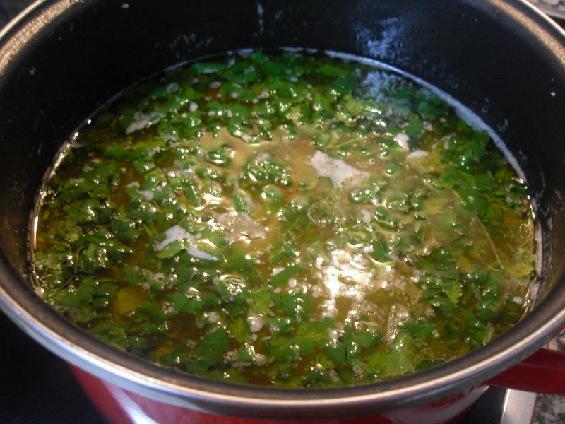 Agregando el perejil y el cilantro.