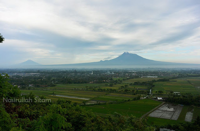 Pemandangan dua gunung dari spot Riyadi