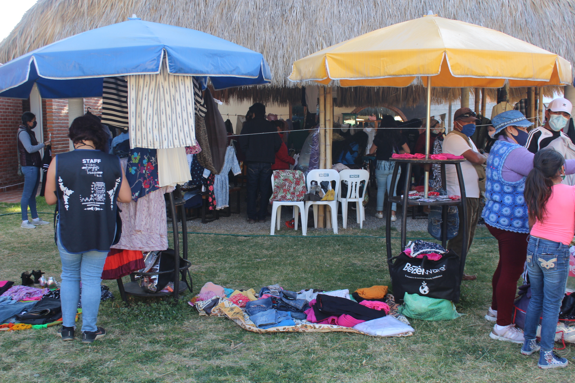 Promueve Tianguis del Trueque circulación de ropa y zapatos en favor ...