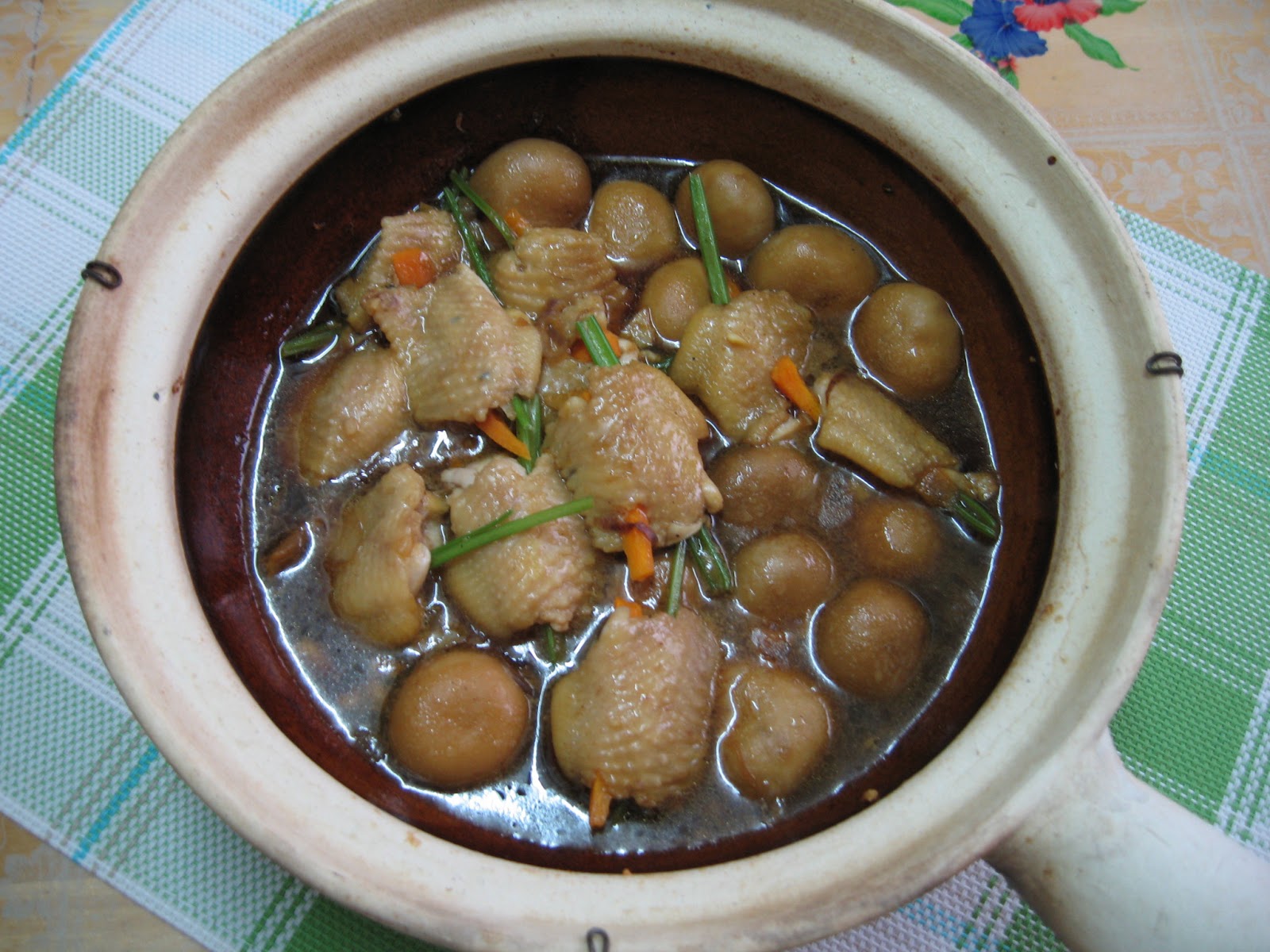 Sumptuous Flavours: Clay-Pot Stuffed Chicken Wings 翅膀蘑菇煲