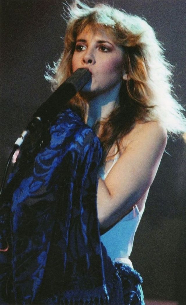 40 Candid Color Photographs Capture a Young and Beautiful Stevie Nicks