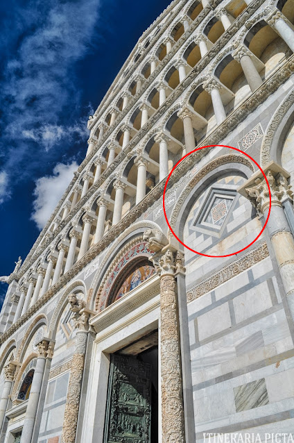 Pisa Campo dei Miracoli Storia dell'Arte Architettura Romanica Romanico in Toscana Duomo di Santa Maria Assunta facciata losanga
