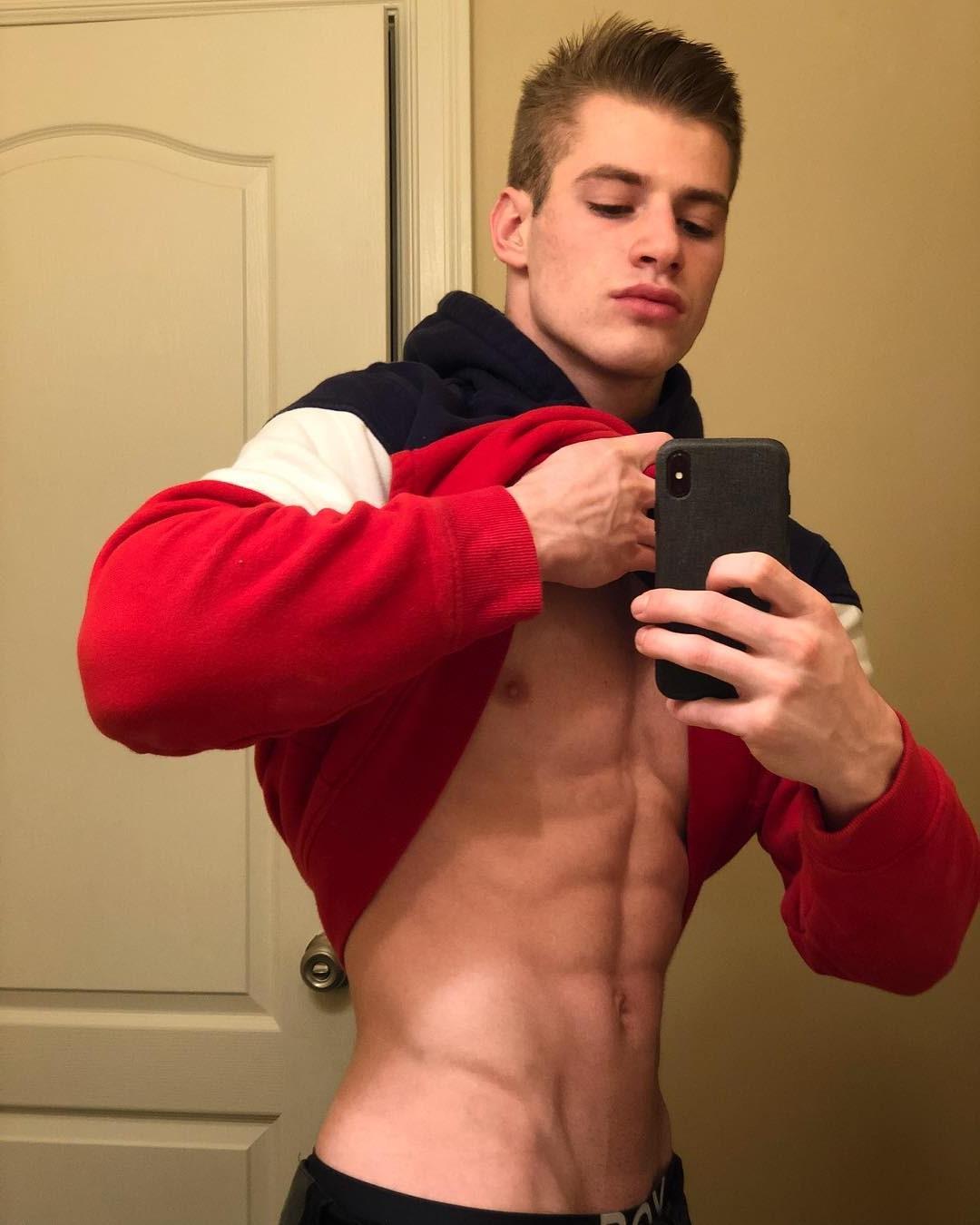 hot-beefy-muscle-bad-boy-pulling-shirt-abs-selfie