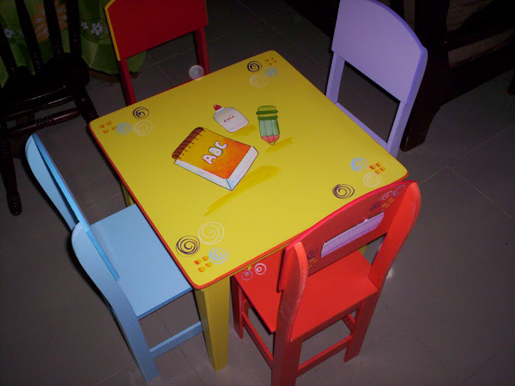 mesinha com 4 cadeiras coloridas R$ 230,00