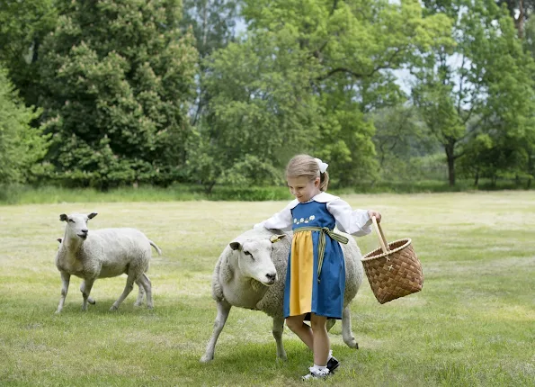 New photos of Crown Princess Victoria and Princess Estelle with Prince Oscar Carl Olof of Sweden were published.