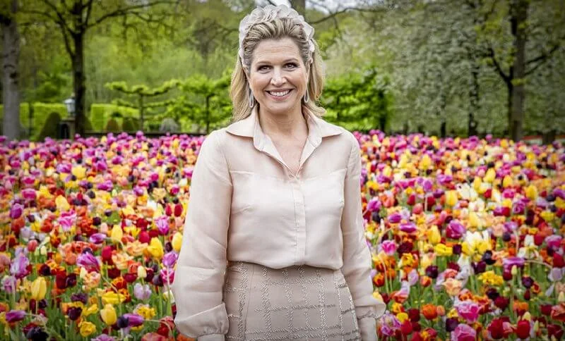 Queen Maxima wore a beige silk shirt and beige skirt from Natan, a hat from Fabienne Delvigne