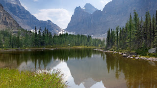 Natuur wallpaper met bergmeer