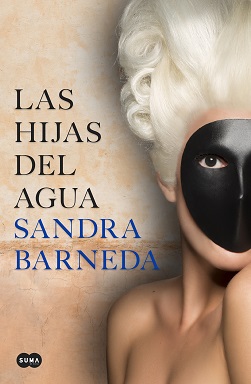 Portada de la novela Las hijas del agua de Sandra Barneda, en la que una mujer con el pelo blanco tiene una máscara lisa negra.