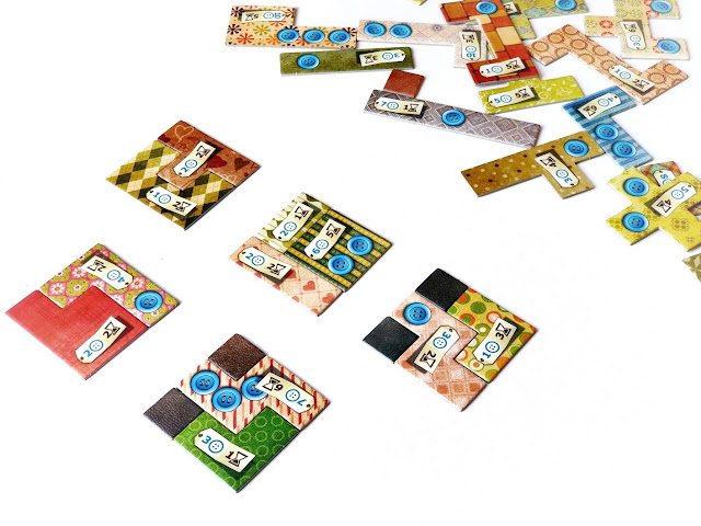 na zdjęciu pięć małych identycznych kwadratów zbudowanych z elementów o różnych kształtach