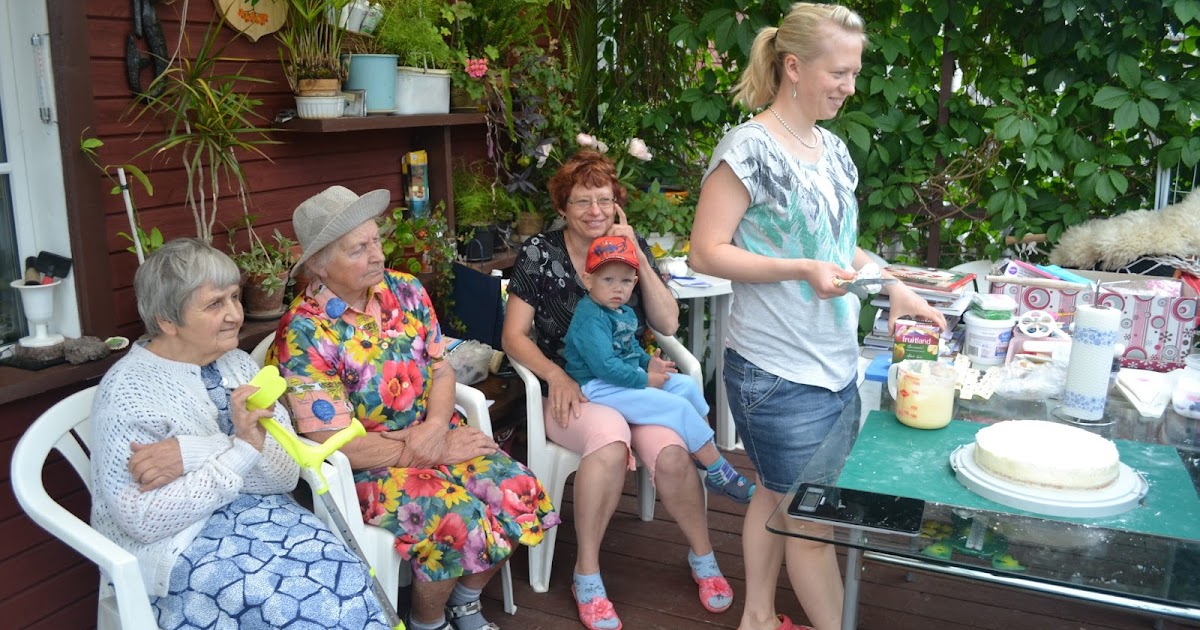 Huvilisi tuli nii oma ja naaber küladest kui ka lausa Tallinnast. Koolituse juhendajaks oli Hele-Riin, kes jagas koolitusel oma paari aasta pikkust tortide tege
