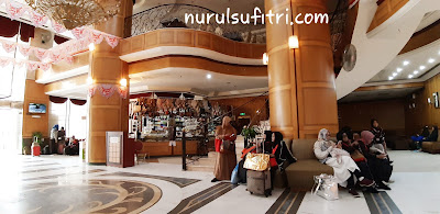 lobby-yang-luas-dan-ada-toko-kecil-di-dalam-hotel pengalaman menginap di hotel al olayan al khalil makkah ketika umroh review traveling nurul sufitri lifestyle blogger arab saudi