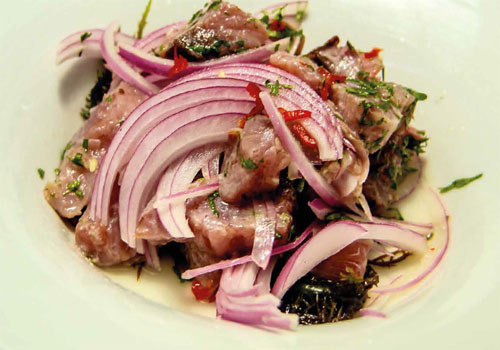 Cebiche de bonito con yuyo