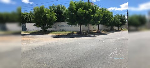 Calçada obstruída da Escola Municipal Alexandrino Rodrigues no Bairro Santo Antônio  