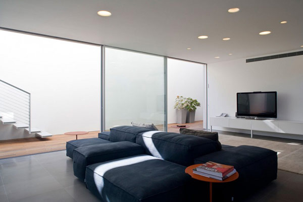 Hogares Frescos: Casa Contemporánea de dos Niveles en Israel con Forma