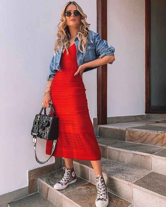 vestido com jaqueta jeans e tenis