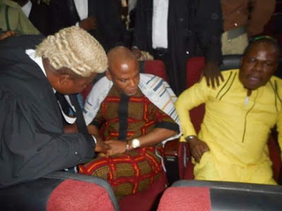 Photogist: Nnamdi Kanu Struggles With Prison Warders As They Head To Court For Secret Trial Nnamdi Kanu, Secret Trial