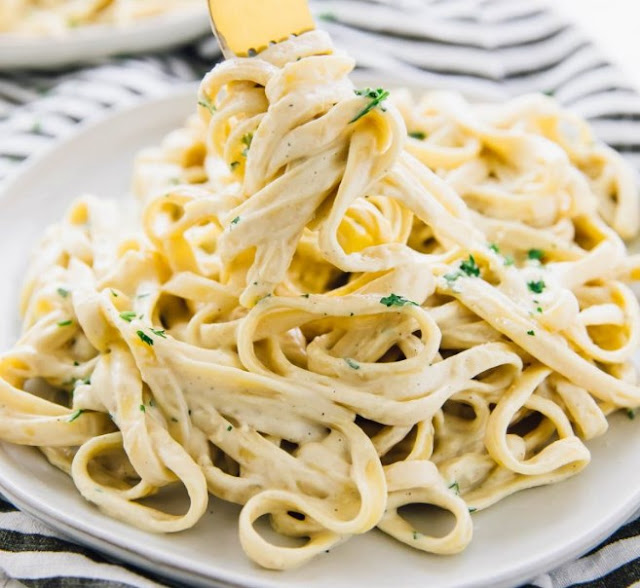 Easy Vegan Alfredo Sauce #vegan #dinner