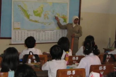 Guru yang Sudah Sertifikasi Wajib di Sekolah 8 Jam