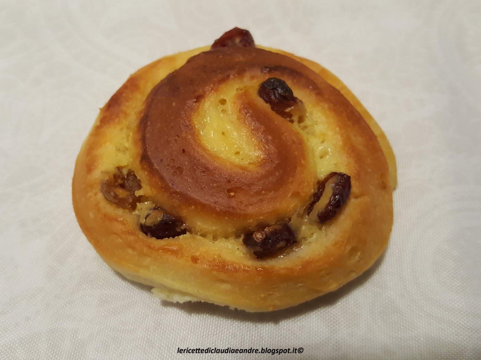 Girelle di pan brioche alla crema, uvetta e mirtilli rossi