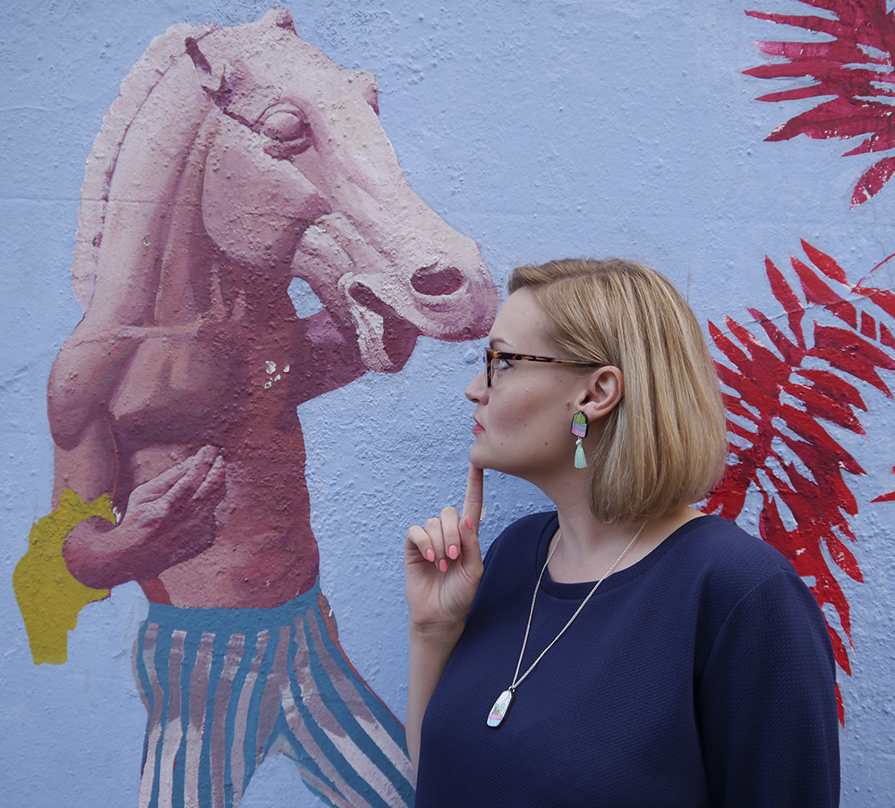 horse head art in edinburgh leith blue outfit, oversized slouchy dress, uk lifestyle blogger, wardrobeconversations, monki dress, graffiti art edinburgh, street art edinburgh leith, blogger photo spot in scotland
