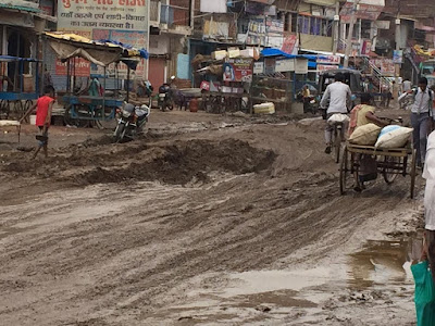 साहब ! सड़क की सूरत नहीं बदली