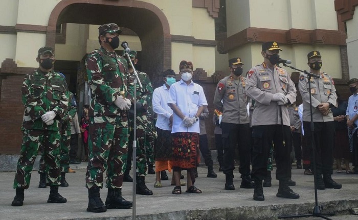 Datangi Pasar Badung, Panglima TNI Minta Masyarakat Jangan Bosan Patuhi Prokes