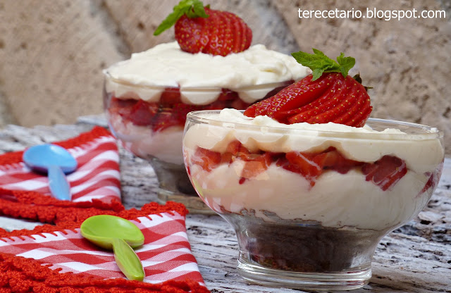  MOUSSE DE CHOCOLATE BLANCO CON FRESAS Y CRUJIENTE DE COOKIES 