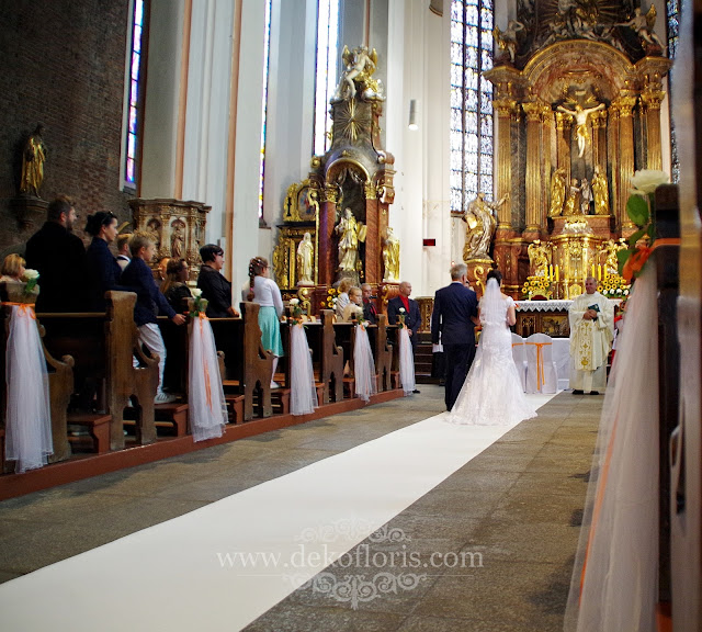 Dekoracja ślubna katedra Opole - biały dywan