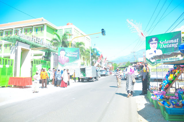 Dirjen Pendis Kemenag RI & Gubernur Jatim Orasi Ilmiah di Wisuda Perdana IKHAC Mojokerto - Institute KH.Abdul Chalim (IKHAC) menggelar Wisuda Perdana S1 dan S2, Minggu (30/8/2020) di Institut KH.Abdul Chalim, Jalan Raya Tirtawening Bendungan Jati, Kecamatan Pacet, Kabupaten Mojokerto. Yang istimewa dan bangga warga Mojokerto adalah Institut KH.Abdul Chalim bisa menghadirkan Dirjen Pendidikan Islam Kemenag RI, Prof Dr. Muhammad Ali Ramadhani, S.TP, M.T dan Gubernur Jawa Timur Khofifah Indar Parawansa untuk memberikan sambutan. Pengasuh Pondok Pesantren Amanatul Ummah, Prof. Dr. KH. Asep Saifudin Chalim, MA saat wawancara dengan awak media mengatakan jika total yang mengikuti Wisuda hari ini ada 480 mahasiswa. Sesi 1 diikuti 240 mahasiswa. Dan sesi 2 diikuti 240 mahasiswa karena untuk menerapkan Physical Distancing. "80% mahasiswa di Institut KH.Abdul Chalim mendapatkan beasiswa. Beasiswanya meliputi asrama, SIP maupun makan dan minum. Insha Allah pendidikan S3 di Institut KH.Abdul Chalim bakal dimulai di tahun 2021 dengan sentuhan gedung yang alami, ada kolam ikan, taman dan pepohonan yang rindang," jelas Prof. Dr. KH. Asep Saifudin Chalim, MA. (Titik)