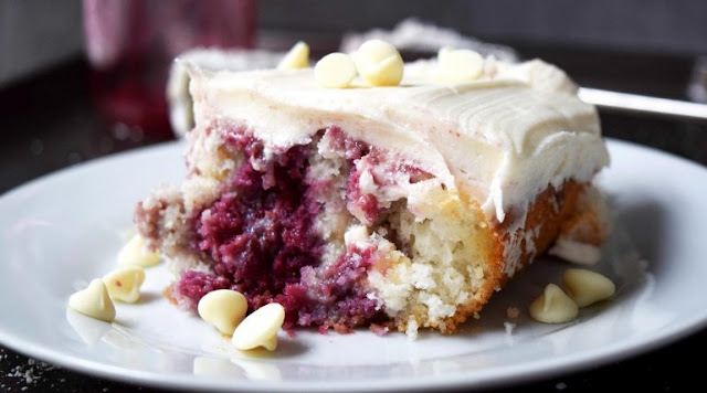 White Chocolate Raspberry Poke Cake #cake #desserts