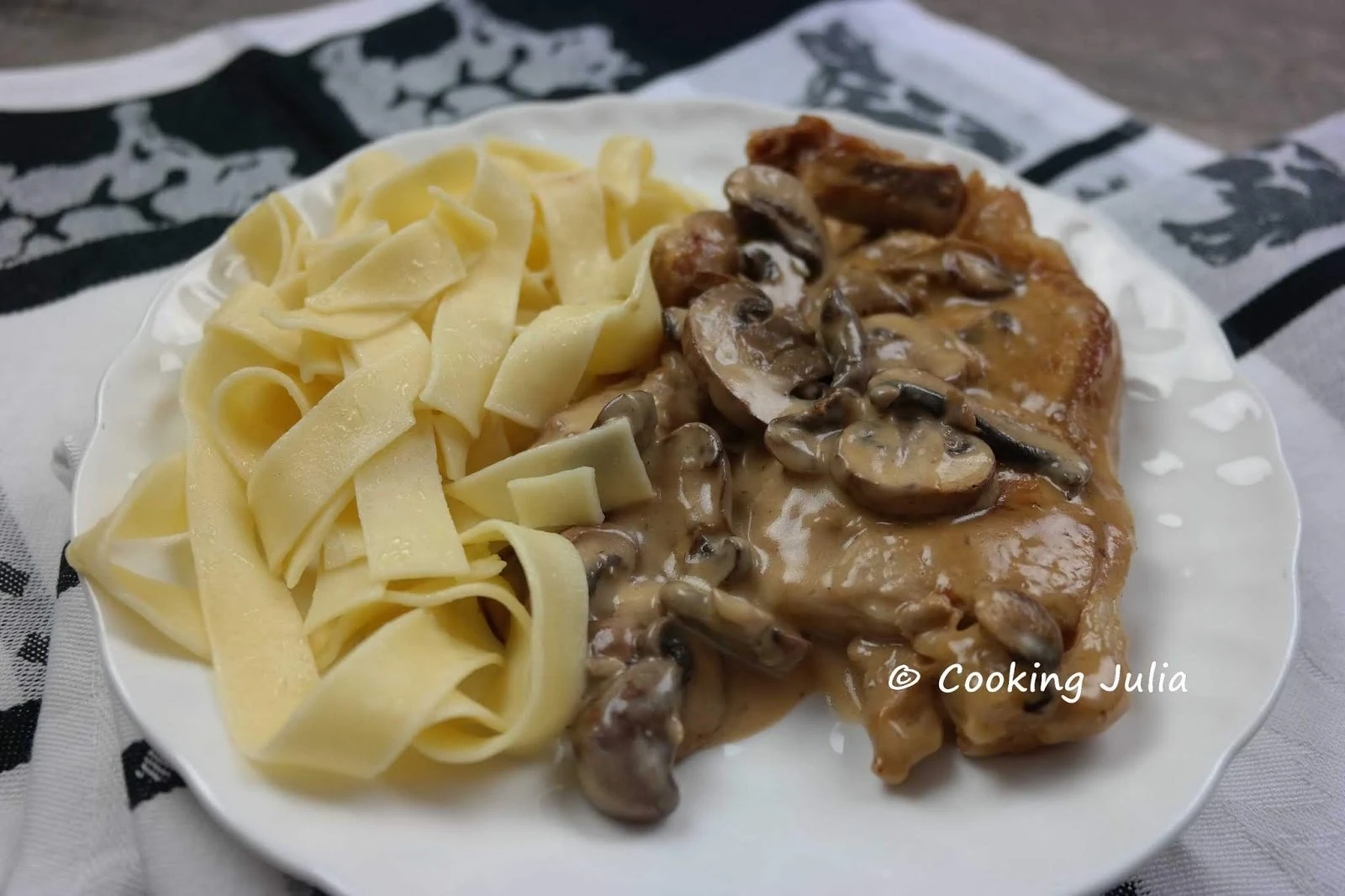 COOKING JULIA : CÔTES DE VEAU À LA CRÈME ET AUX CHAMPIGNONS