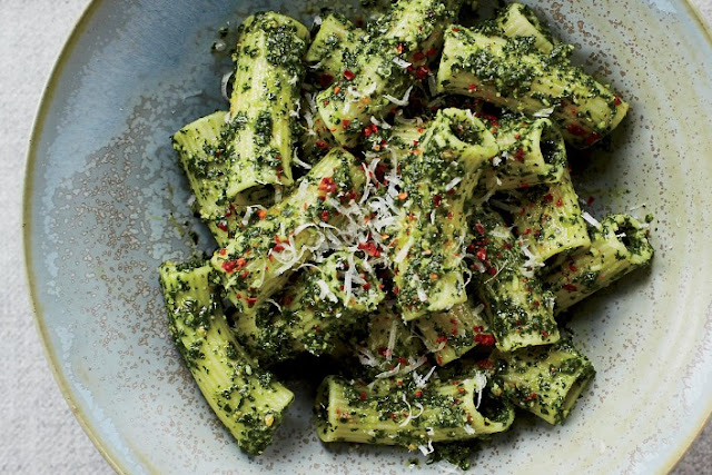 Vegan pesto pasta with kale #vegetarian #pasta